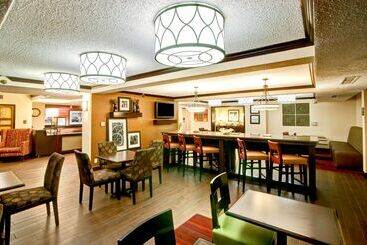 هتل Hampton Inn College Station