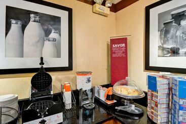 هتل Hampton Inn Memphis Poplar