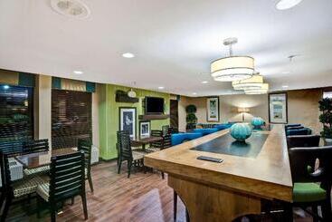 هتل Hampton Inn Milford