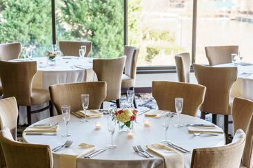 هتل Hilton Charlotte University Place