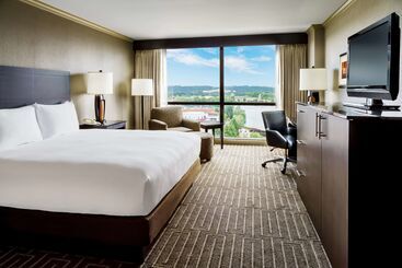 هتل Hilton Charlotte University Place