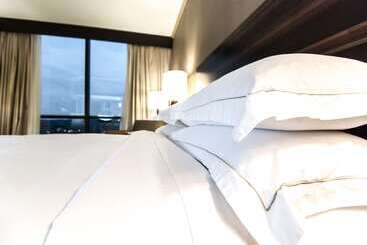 هتل Hilton Charlotte University Place