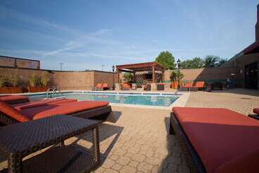 هتل Hilton Charlotte University Place