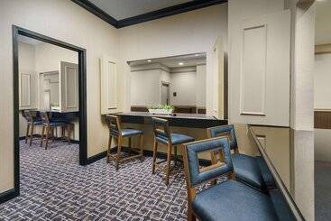 هتل Hilton Charlotte University Place
