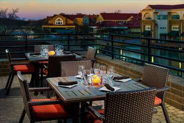 هتل Hilton Charlotte University Place