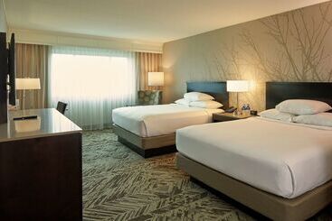 هتل Hilton Cincinnati Airport