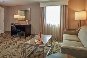 هتل Hilton Cincinnati Airport