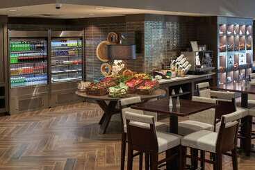 هتل Hilton Cincinnati Airport