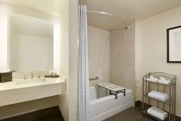 هتل Hilton Greenville