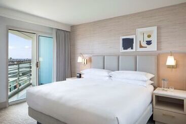 Hilton Santa Monica Hotel & Suites