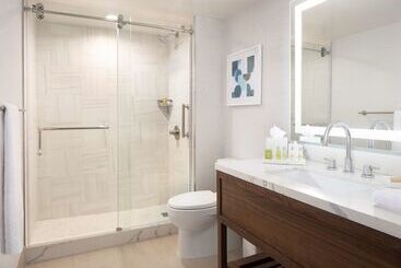 Hilton Santa Monica Hotel & Suites
