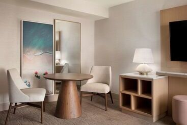 Hilton Santa Monica Hotel & Suites