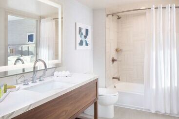 Hilton Santa Monica Hotel & Suites