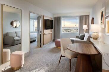 Hilton Santa Monica Hotel & Suites