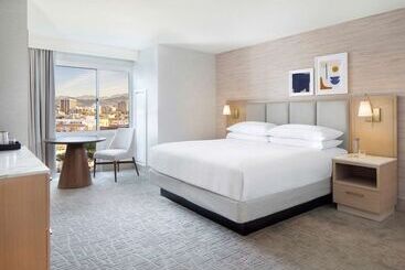 Hilton Santa Monica Hotel & Suites