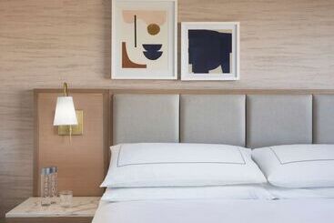 Hilton Santa Monica Hotel & Suites