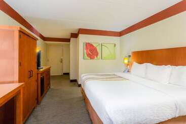هتل Clt Airport Inn & Suites