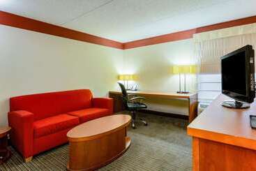 هتل Clt Airport Inn & Suites