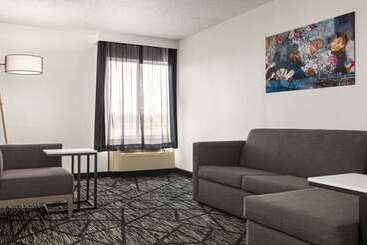 هتل La Quinta By Wyndham Cleveland Airport West