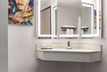 هتل La Quinta By Wyndham Cleveland Airport West