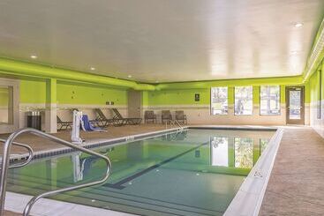 هتل La Quinta By Wyndham Cleveland Airport West