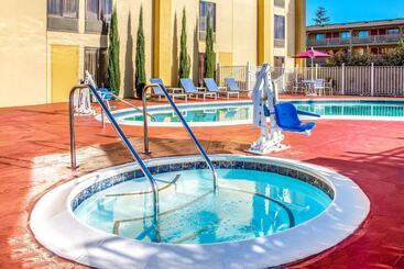 هتل La Quinta By Wyndham Oakland Airport Coliseum