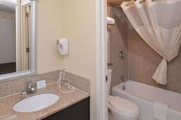 هتل Quality Inn & Suites Montebello   Los Angeles