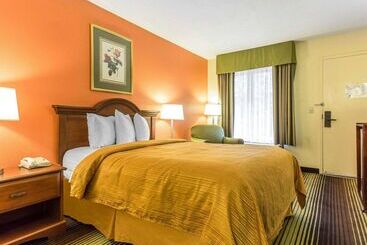 هتل Quality Inn University