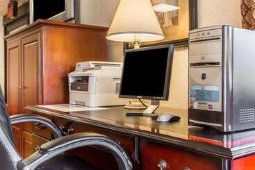 هتل Quality Inn University
