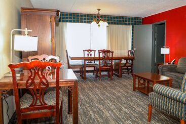 هتل Ramada By Wyndham Cumberland Downtown