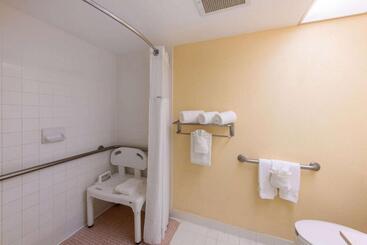هتل Ramada By Wyndham Kissimmee Gateway   Free Theme Park Shuttle