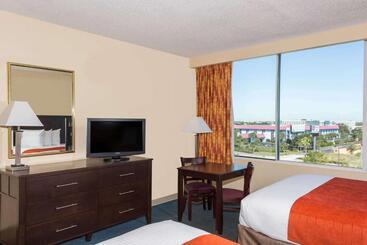 هتل Ramada By Wyndham Kissimmee Gateway   Free Theme Park Shuttle