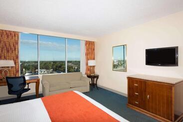 هتل Ramada By Wyndham Kissimmee Gateway   Free Theme Park Shuttle