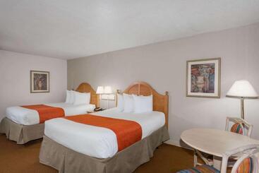 هتل Ramada By Wyndham Kissimmee Gateway   Free Theme Park Shuttle