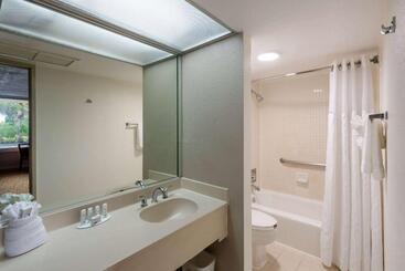 هتل Ramada By Wyndham Kissimmee Gateway   Free Theme Park Shuttle