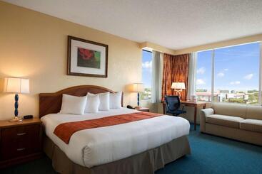 هتل Ramada By Wyndham Kissimmee Gateway   Free Theme Park Shuttle