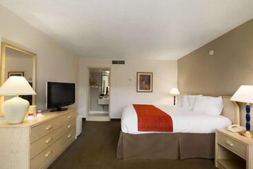 هتل Ramada By Wyndham Kissimmee Gateway   Free Theme Park Shuttle