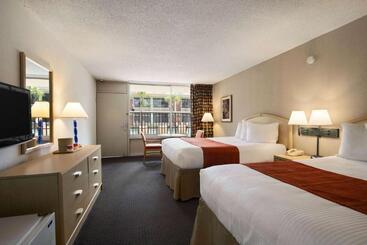 هتل Ramada By Wyndham Kissimmee Gateway   Free Theme Park Shuttle