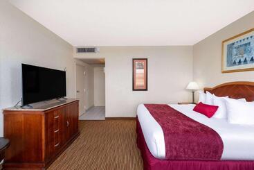 هتل Ramada By Wyndham Kissimmee Gateway   Free Theme Park Shuttle