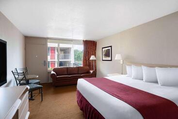 هتل Ramada By Wyndham Kissimmee Gateway   Free Theme Park Shuttle