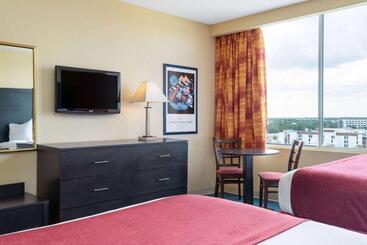 هتل Ramada By Wyndham Kissimmee Gateway   Free Theme Park Shuttle