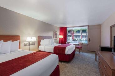 هتل Ramada By Wyndham Kissimmee Gateway   Free Theme Park Shuttle