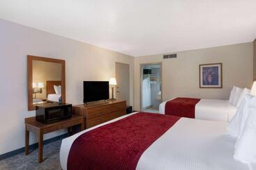 هتل Ramada By Wyndham Kissimmee Gateway   Free Theme Park Shuttle