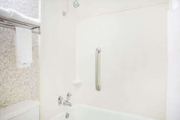 هتل Ramada By Wyndham & Suites Warner Robins