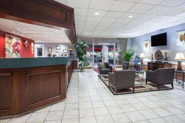 هتل Ramada By Wyndham & Suites Warner Robins