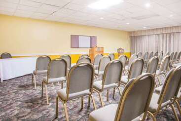 هتل Ramada By Wyndham & Suites Warner Robins