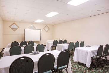 هتل Ramada By Wyndham & Suites Warner Robins
