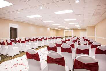 هتل Ramada By Wyndham & Suites Warner Robins