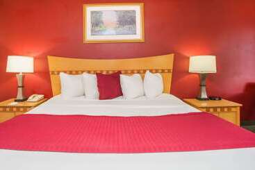 هتل Ramada By Wyndham & Suites Warner Robins