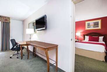 هتل Ramada By Wyndham & Suites Warner Robins